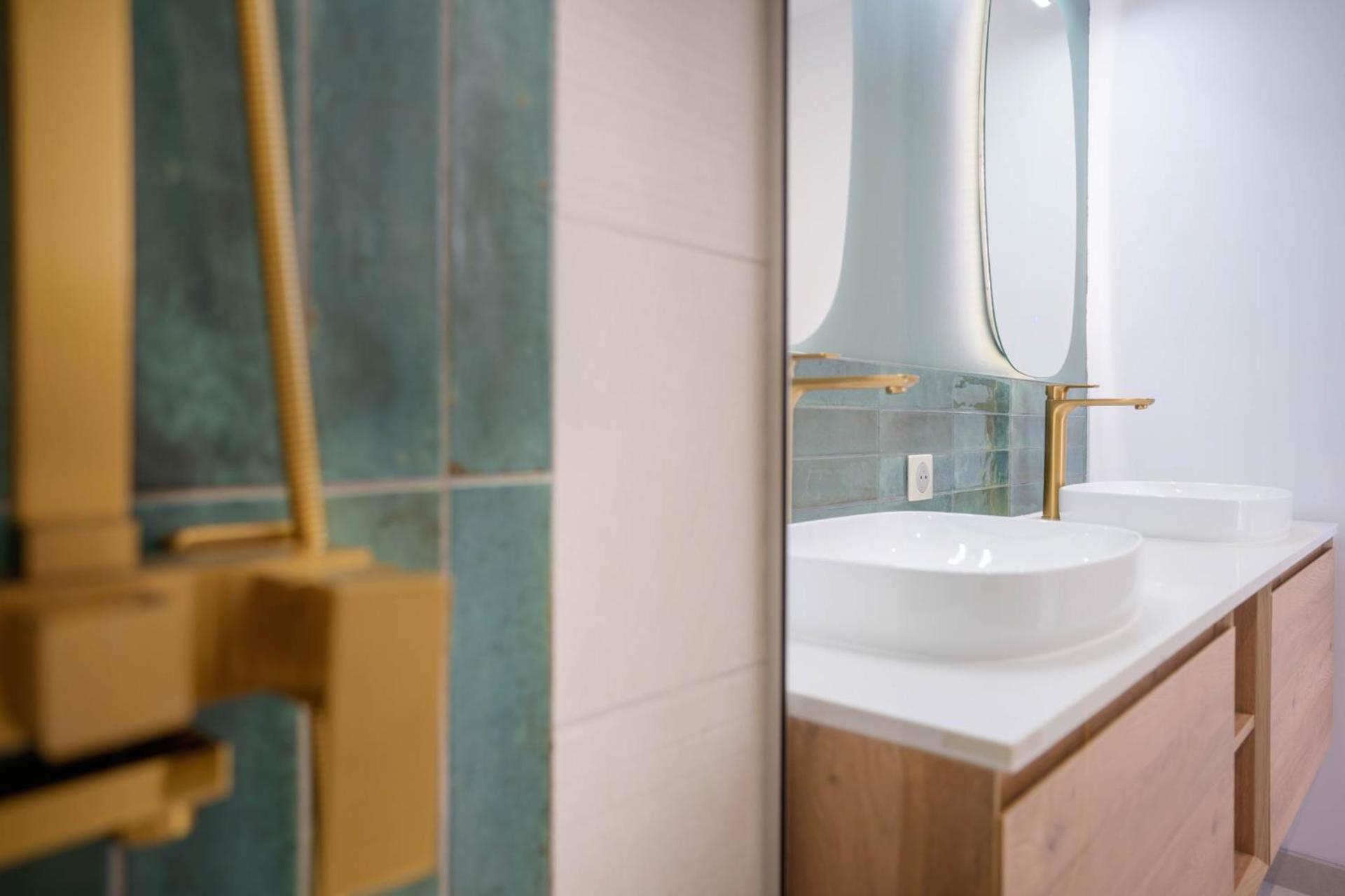 Cook'S Bay Hotel & Suites Paopao Buitenkant foto