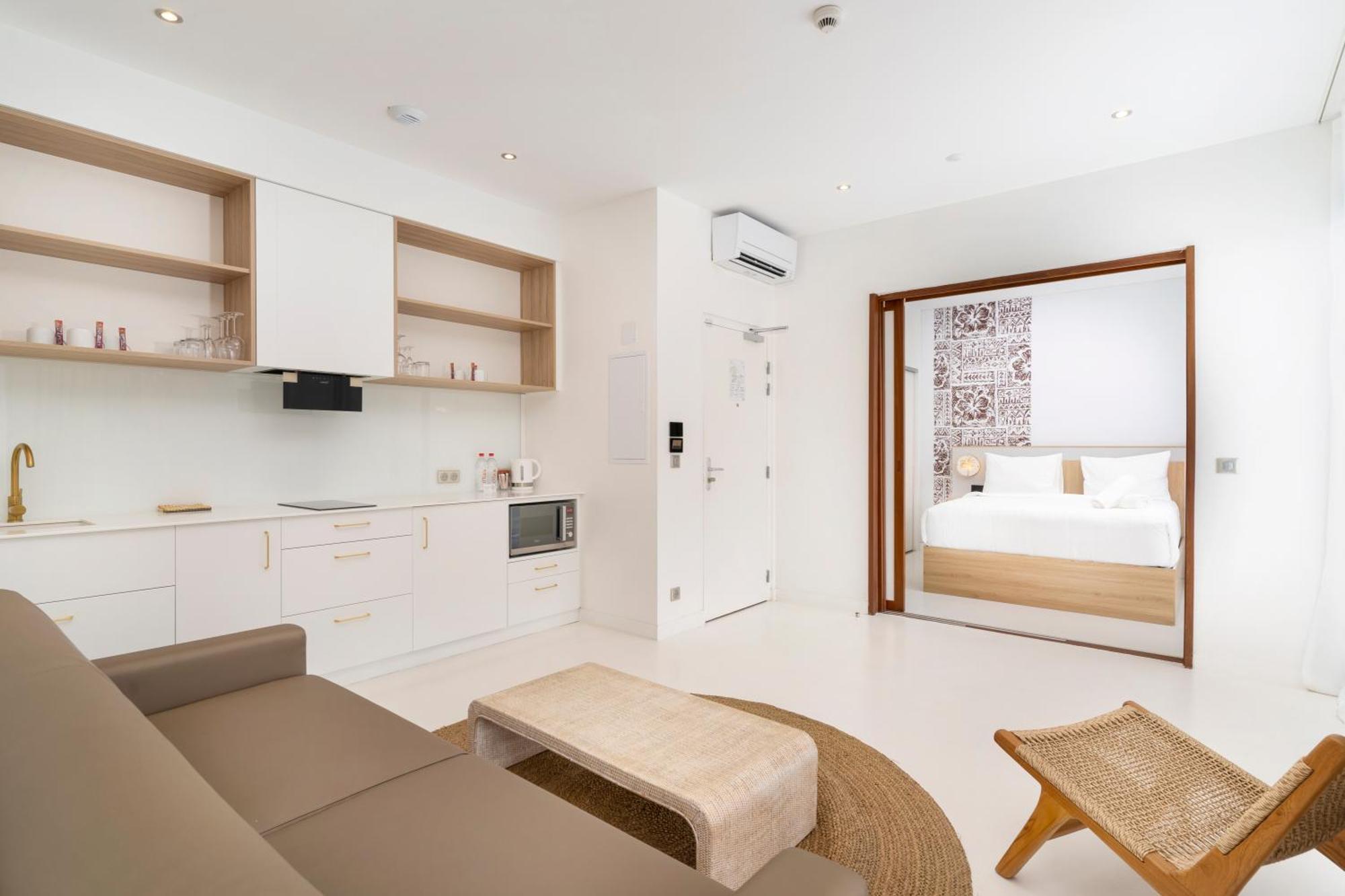 Cook'S Bay Hotel & Suites Paopao Buitenkant foto