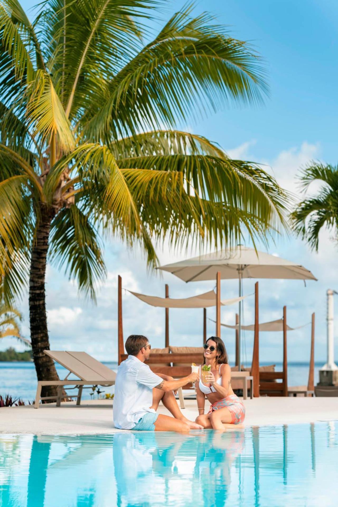 Cook'S Bay Hotel & Suites Paopao Buitenkant foto