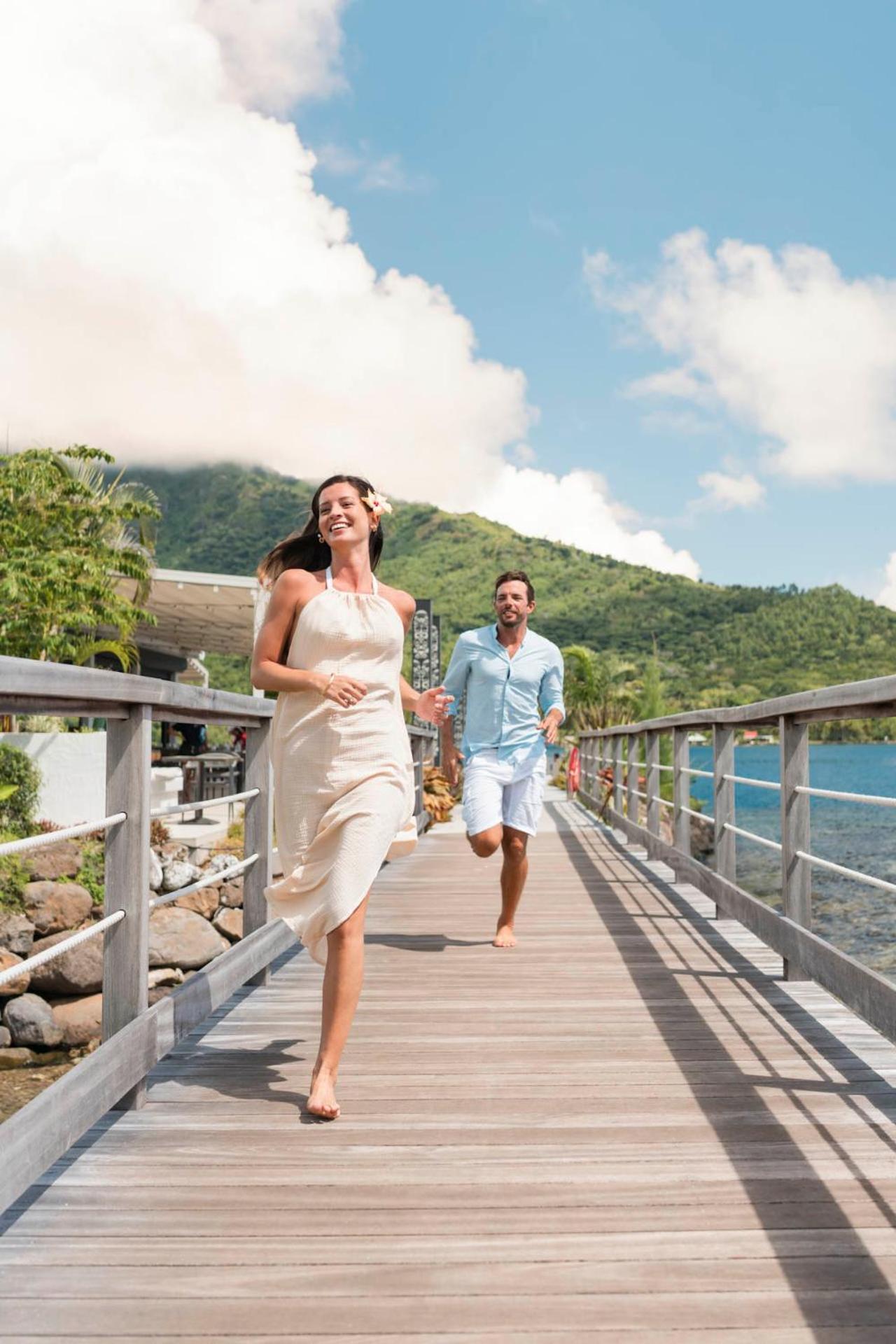 Cook'S Bay Hotel & Suites Paopao Buitenkant foto