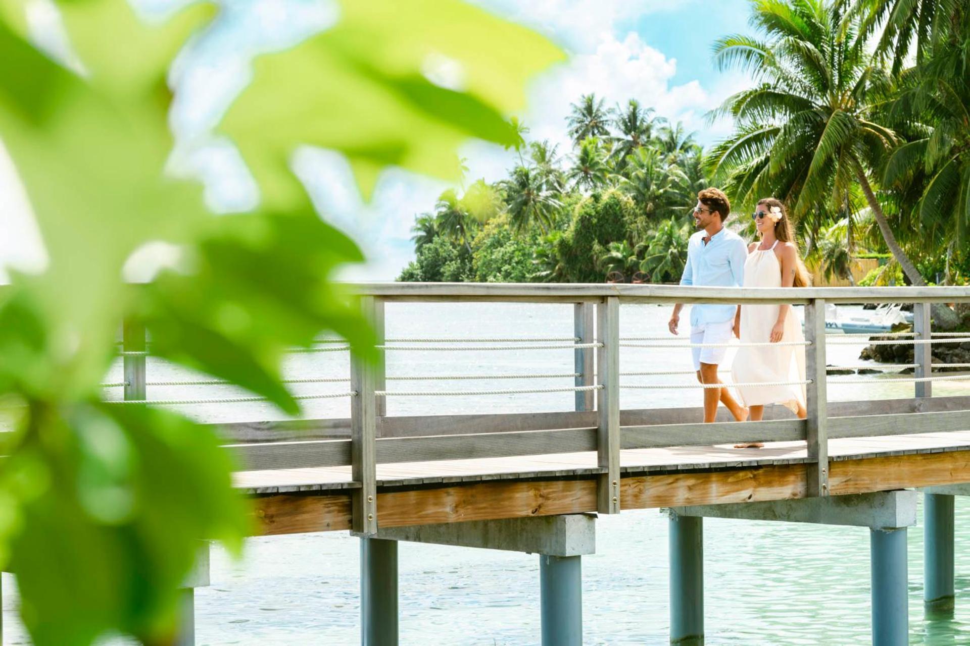 Cook'S Bay Hotel & Suites Paopao Buitenkant foto