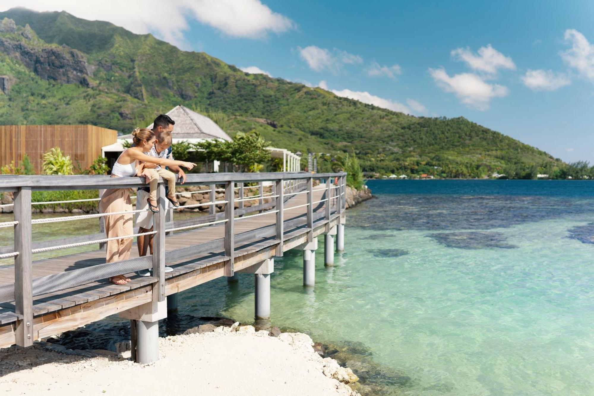 Cook'S Bay Hotel & Suites Paopao Buitenkant foto