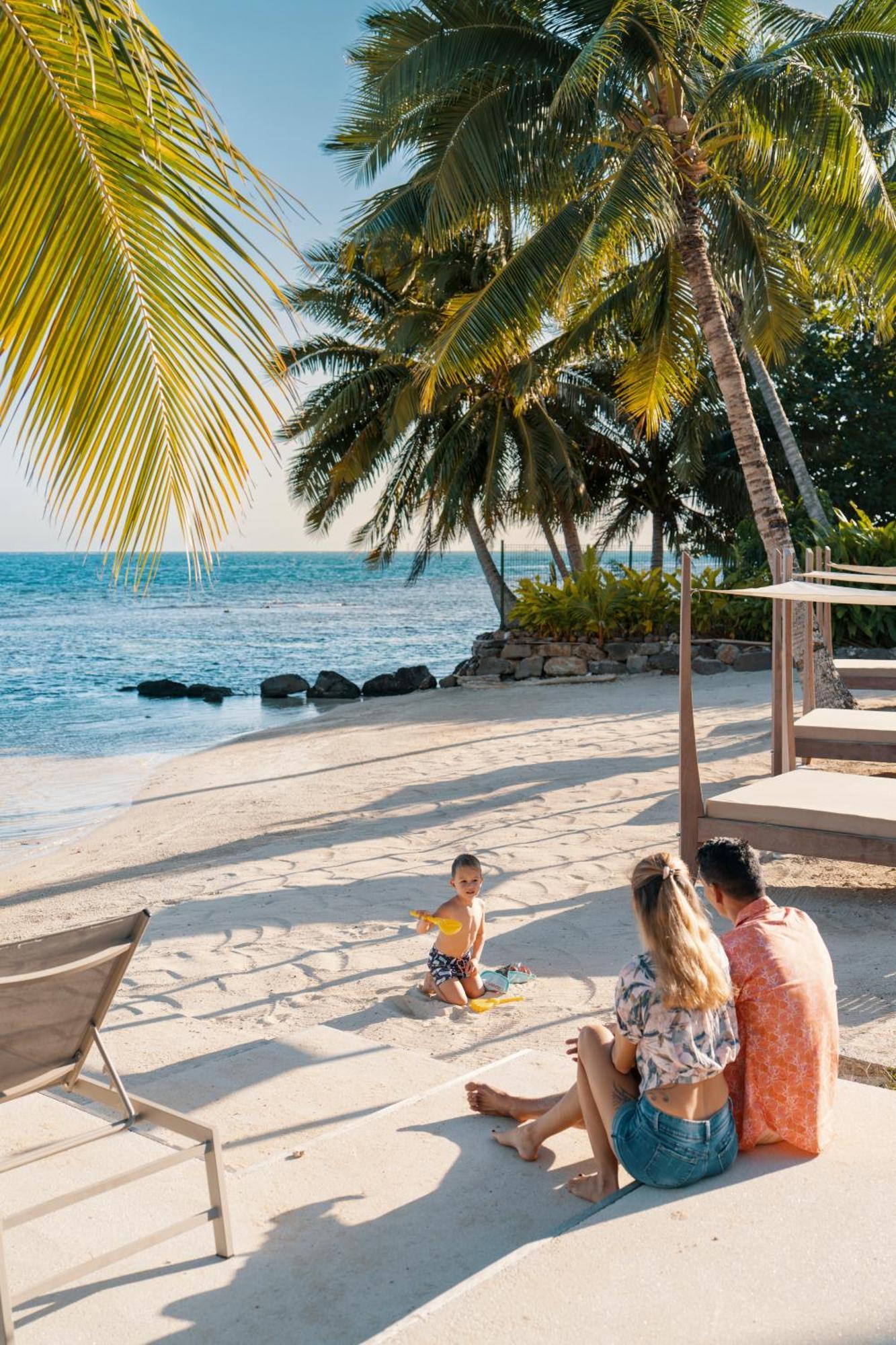 Cook'S Bay Hotel & Suites Paopao Buitenkant foto